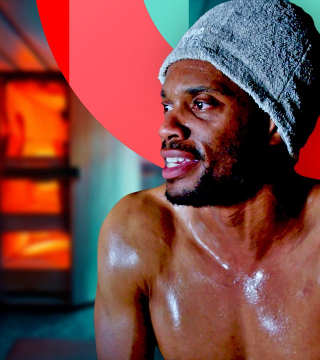 Moderator Anthony Morgan schwitzend in der Sauna