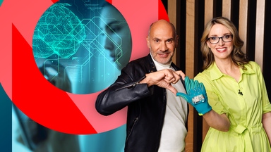 Moderatorin und Gast vor der Illustration eines stilisierten Gehirns, eines schemenhaften Gesichts und Datenfluss assozierenden Linien im Studio