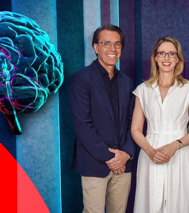 Die Moderatorin Alena Buyx mit drei Gästen im Studio, im Hintergrund eine Gehirnillustration