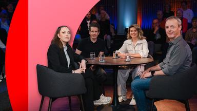 Vier Personen sitzen in ein einer Gesprächsrunde