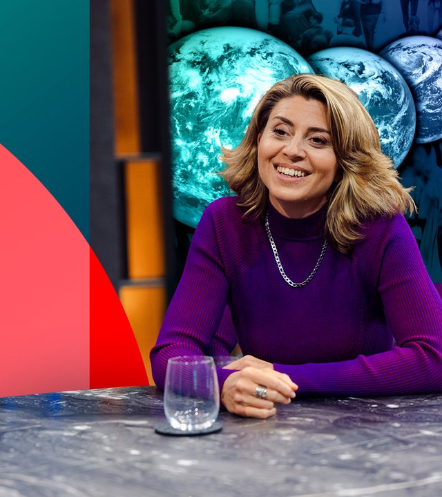 Moderatorin Stephanie Rohde am Tisch