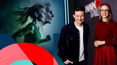 Die Moderatorin Alena Buyx mit einem Gast im Studio, im Hintergrund eine Illustration von zwei laufenden Frauen, jene im Vordergrund jung, im Hintergrund gealtert