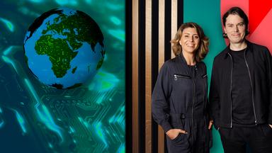 Die Moderatorin und ein Gast, im Hintergrund Studio-Holz-Lamellenwand und eine Erdkugel mit digitalen Leuchtspuren