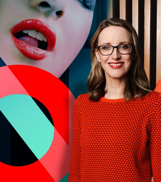 die Moderatorin Alena Buyx und ihr Gast vor Studiohintergrund und dem lasziv geöffneten, stark rot geschminktem Mund einer Frau