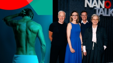 Die Moderatorin und ihre drei Gäste im Hintergrund das Studio und ein muskulärer männlicher Rücken