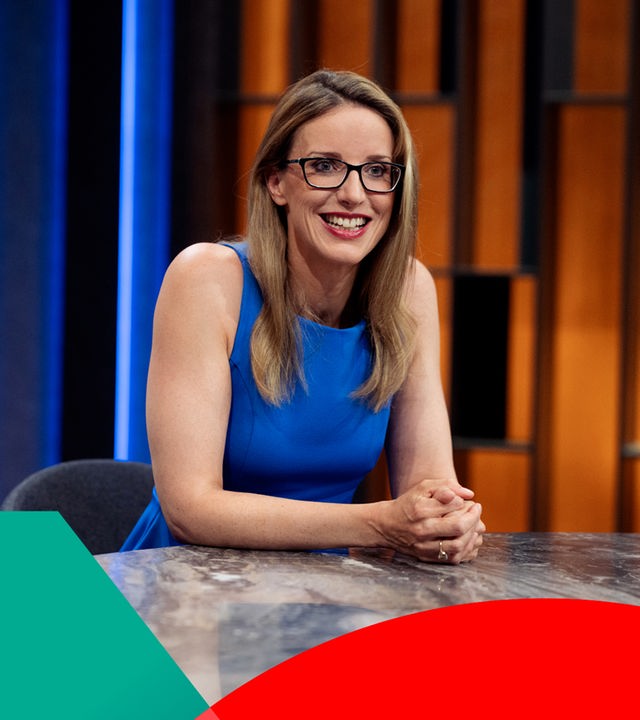Die Moderatorin und ihre drei Gäste im Hintergrund das Studio und ein muskulärer männlicher Rücken