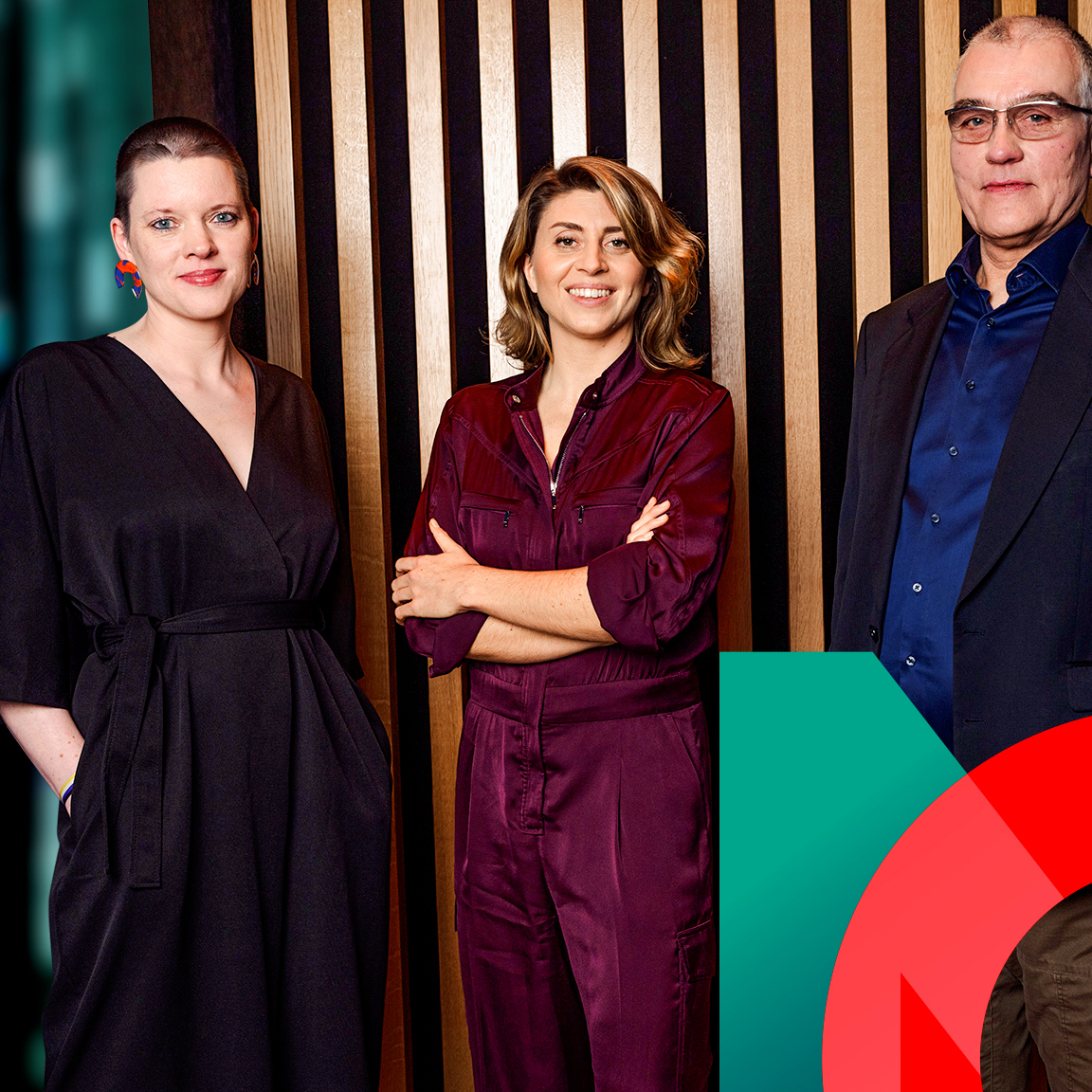 Moderatorin Stephanie Rohde mit zwei Gästen vor einem Sendemotiv 