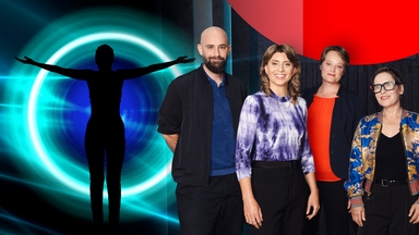 Die Moderatorin Stefanie Rohde mit drei Gästen im Studio.