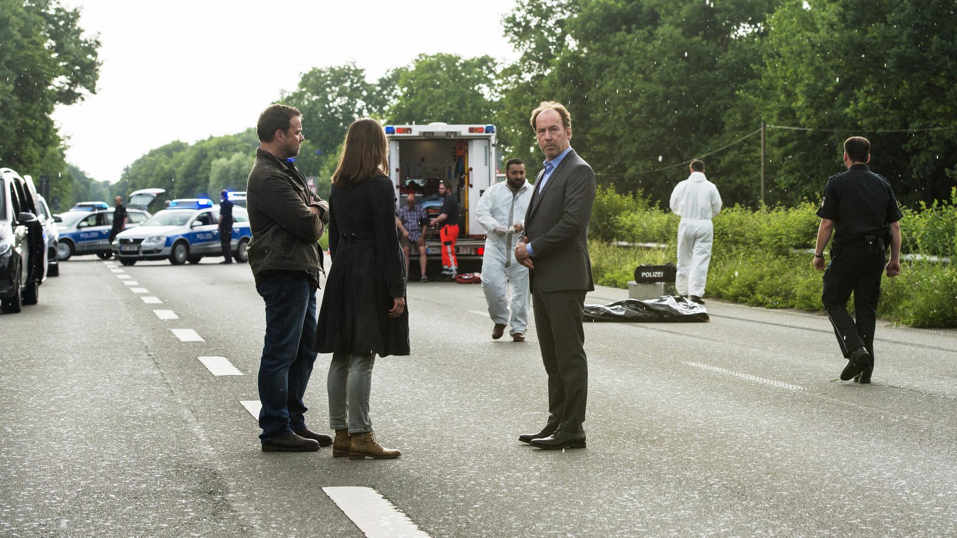 Ruiz (Juergen Maurer), Joe (Uli Noethen) und Anna (Marie Leuenberger) in Nahaufnahme. Sie stehen nebeneinander und blicken in die gleiche Richtung.