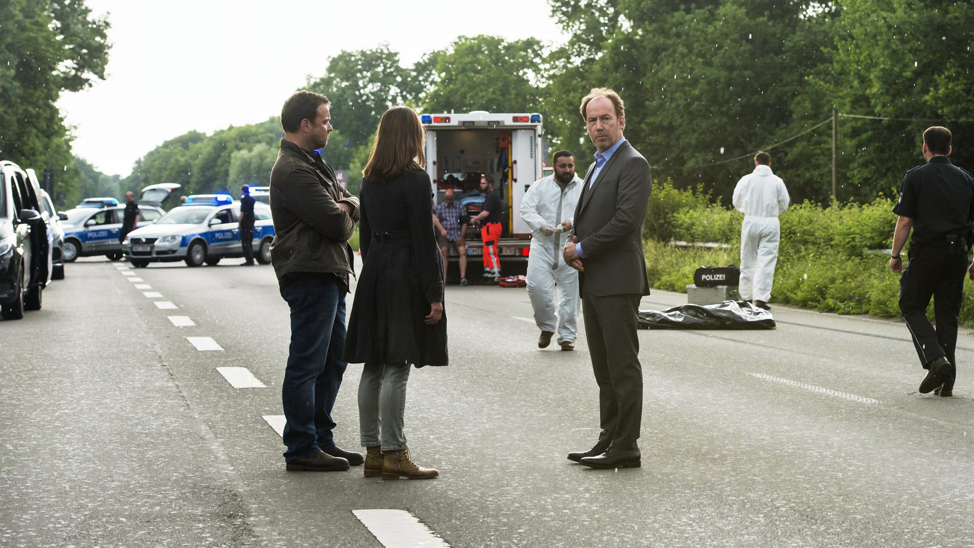Ruiz (Juergen Maurer), Joe (Uli Noethen) und Anna (Marie Leuenberger) in Nahaufnahme. Sie stehen nebeneinander und blicken in die gleiche Richtung.