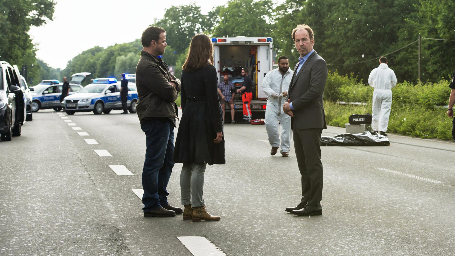 Ruiz (Juergen Maurer), Joe (Uli Noethen) und Anna (Marie Leuenberger) in Nahaufnahme. Sie stehen nebeneinander und blicken in die gleiche Richtung.