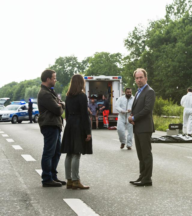 Ruiz (Juergen Maurer), Joe (Uli Noethen) und Anna (Marie Leuenberger) in Nahaufnahme. Sie stehen nebeneinander und blicken in die gleiche Richtung.