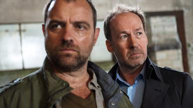 Der Psychologe Joe Jessen (Ulrich Noethen, r.) versucht Kommissar Vincent Ruiz (Juergen Maurer, l.) zu helfen, seine Erinnerungen wieder zu rekonstruieren. Was ist in den letzten Tagen vorgefallen und welche Verbindung besteht dabei zu dem Fall Lilli Holsten? 