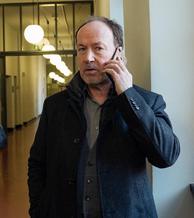 Joe Jessen (Ulrich Noethen) steht mit Ruiz (Jürgen Maurer) auf einem Flur und telefoniert.