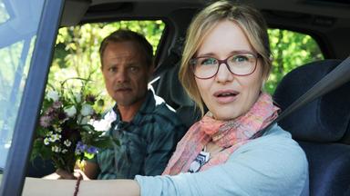 Mann und Frau sitzen im Auto