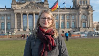 Sina Römhild vor dem Berliner Reichstag.