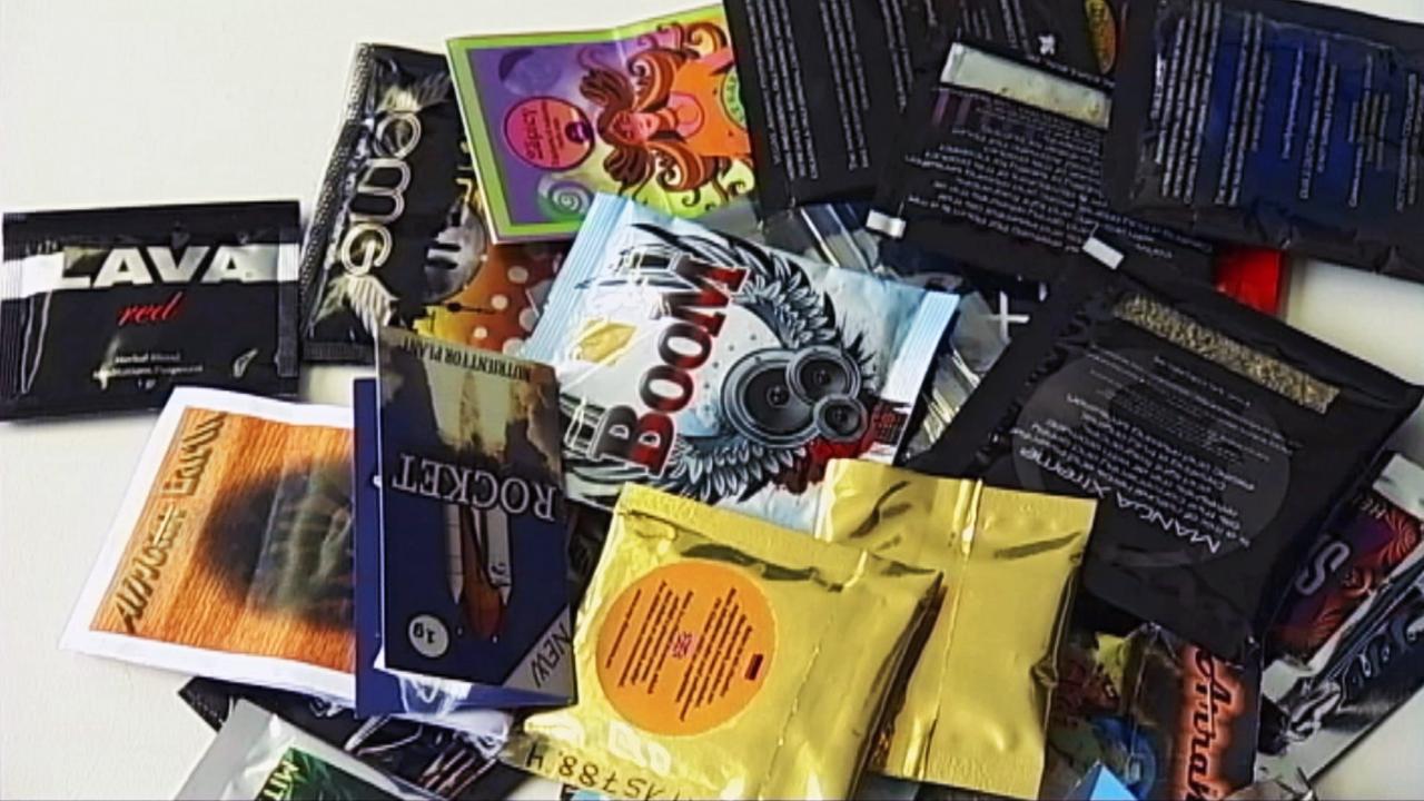 Verschiedene „Legal Highs“ auf Tisch