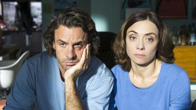 Ein Jahr ist vergangen, seitdem Jan (Stephan Luca) und Anne Börner (Julia Richter) in eine Neubausiedlung gezogen sind. Man hat sich inzwischen eingelebt und sich auch mit den zum Teil recht skurrilen Nachbarn arrangiert.