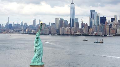 Blick auf die Freiheitstatue vor der Skyline von Manhattan in New York City.