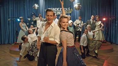 "Ku'damm 59": Monika Schöllack (Sonja Gerhardt, m.r.) und Freddy Donath (Trystan Pütter, m.l.) präsentieren in der Fernsehshow "Rendezvous nach Noten" ihr neues Lied "Rock n' Roll Fever".