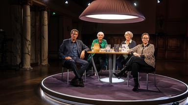 Die Ex-Staatsministerin für Kultur und Medien Julian Nida-Rümelin, Claudia Roth, Monika Grütters und Gastgeberin Thea Dorn am Tisch im Berliner Ensemble während der Aufzeichnung des Literarischen Quartetts am 10.10.2025