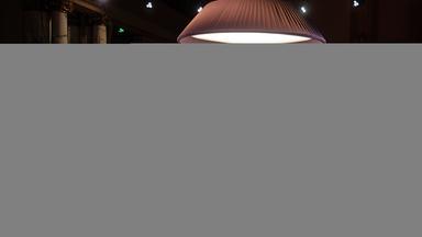 Die Ex-Staatsministerin für Kultur und Medien Julian Nida-Rümelin, Claudia Roth, Monika Grütters und Gastgeberin Thea Dorn am Tisch im Berliner Ensemble während der Aufzeichnung des Literarischen Quartetts am 10.10.2025