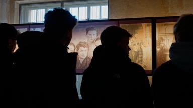 Eine Schulklasse auf einer Führung in der KZ-Gedenkstätte Flossenbürg, thematisiert in der Dokumentation „Nie wieder – Wie stark ist unsere Demokratie?“.