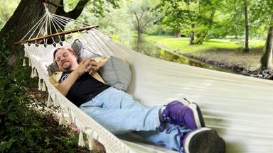 Nils Bokelberg liegt in der Hängematte