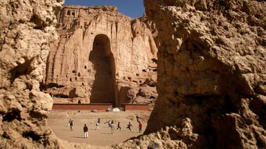 Zu sehen ist das Panorama eines Tals, in dessen Mitte sich eine große, lange Nische befindet.