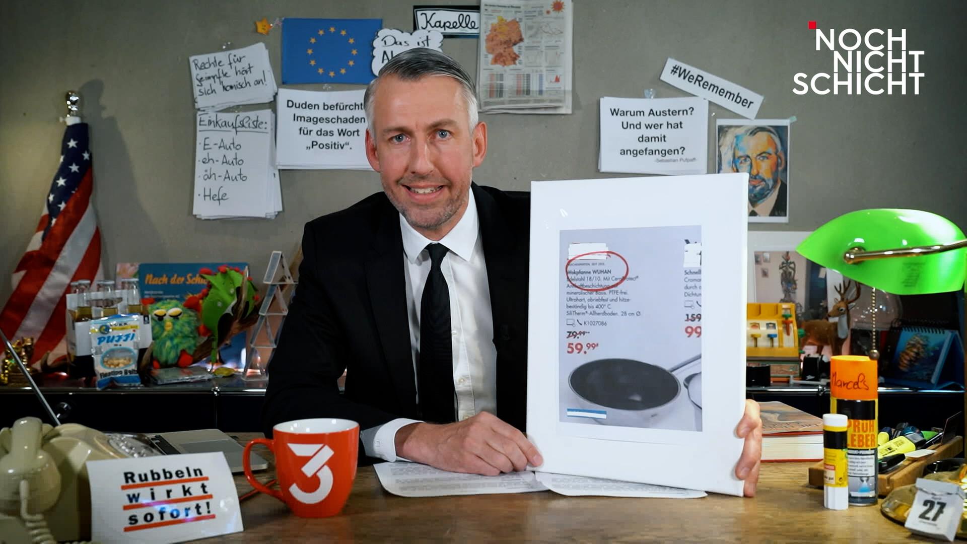 Das Bild zeigt Sebastian Pufpaff am Set von Nocht nicht Schicht.