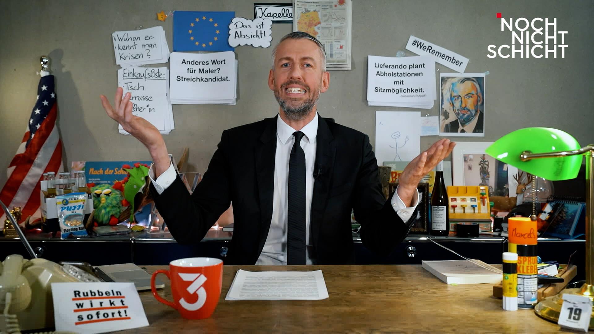 Das Bild zeigt Sebastian Pufpaff am Set von Nocht nicht Schicht.