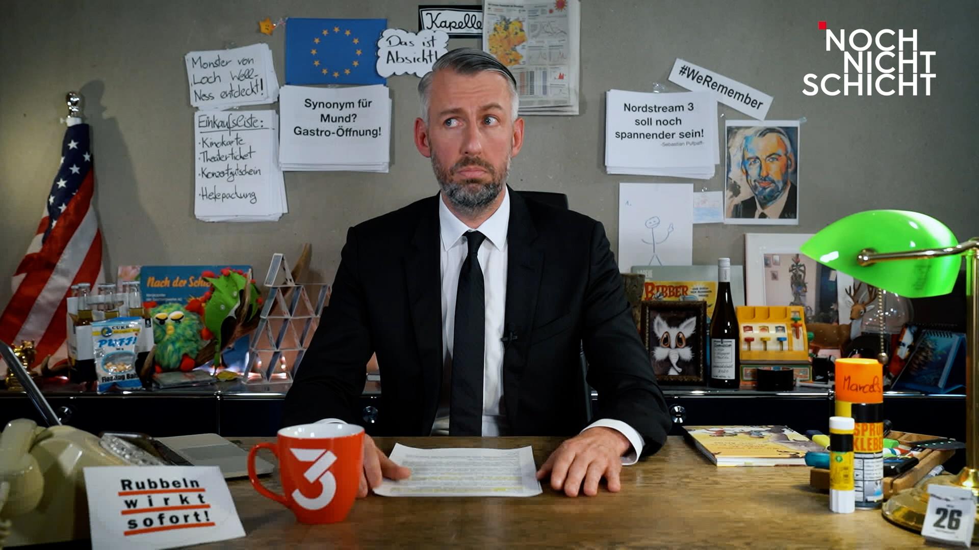 Das Bild zeigt Sebastian Pufpaff am Set von Noch nicht Schicht.