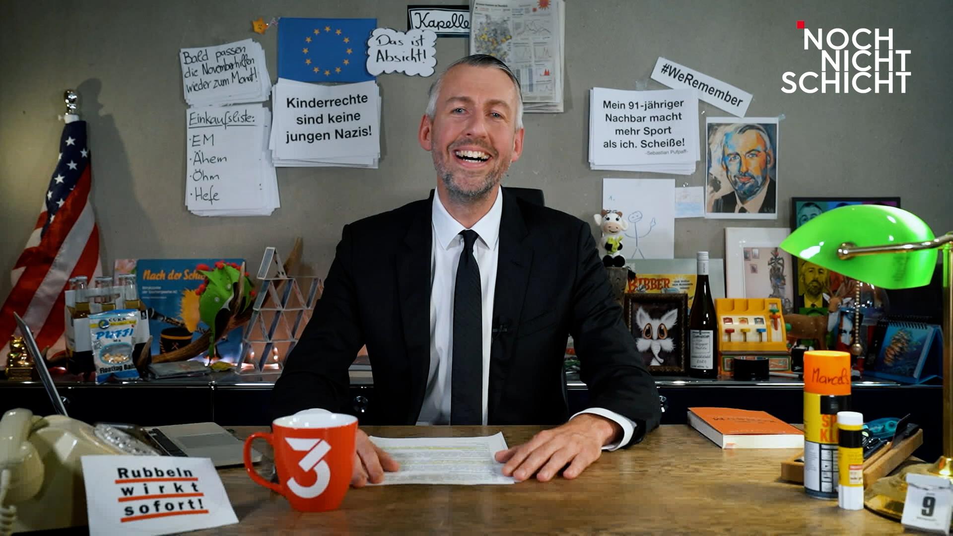 Das Bild zeigt Sebastian Pufpaff am Set von Noch nicht Schicht