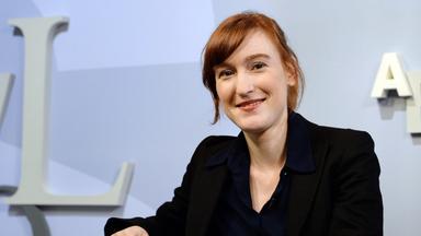 Schriftstellerin Nora Bossong auf dem blauen Sofa