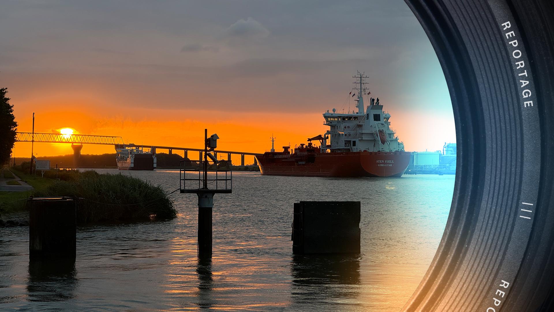 Das Frachtschiff "Sten Fjell" fährt im Abendrot in Richtung Hochbrücke Brunsbüttel.