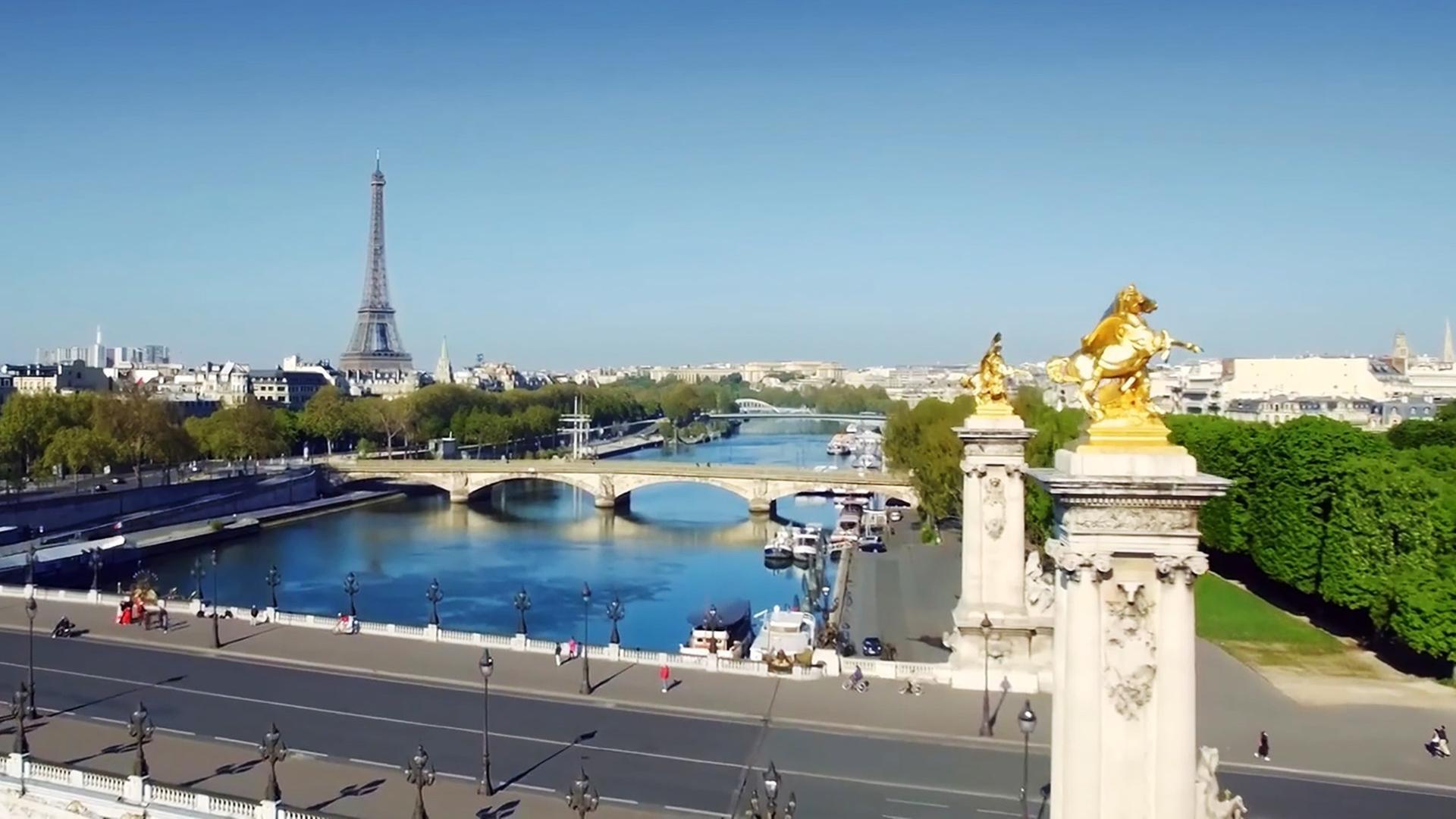 Paris mit Brücken über die Seine und Eiffelturm im Hintergrund.