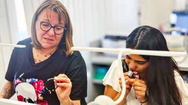 Zwei Frauen überprüfen Schmuck.