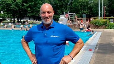Schwimmmeister Atilla Yilmaz im Freibad Billstedt.
