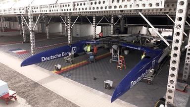 Ein Katamaran in einer Werkstatt.