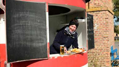 Anne Fiegert betreibt auf Mönchgut den Imbiss am Bodden