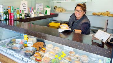 Eine Frau hinter einer Auslage.