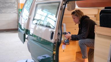 Fenster, wo vorher keine waren, und ein individueller Innenraum: Laura Woggan macht Camper-Wünsche wahr.