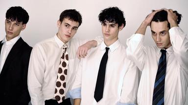 Junge posierende Männer.