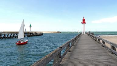 Blick über den Steg auf den Leuchtturm von Trouville