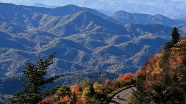 Blick von oben auf eine Panoramastraße entlang des Blue Ridge Parkway bei Asheville, North Carolina.