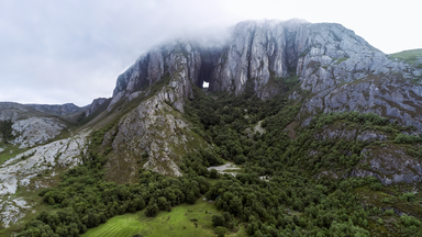 Ein Berg mit Loch in Norwegen.