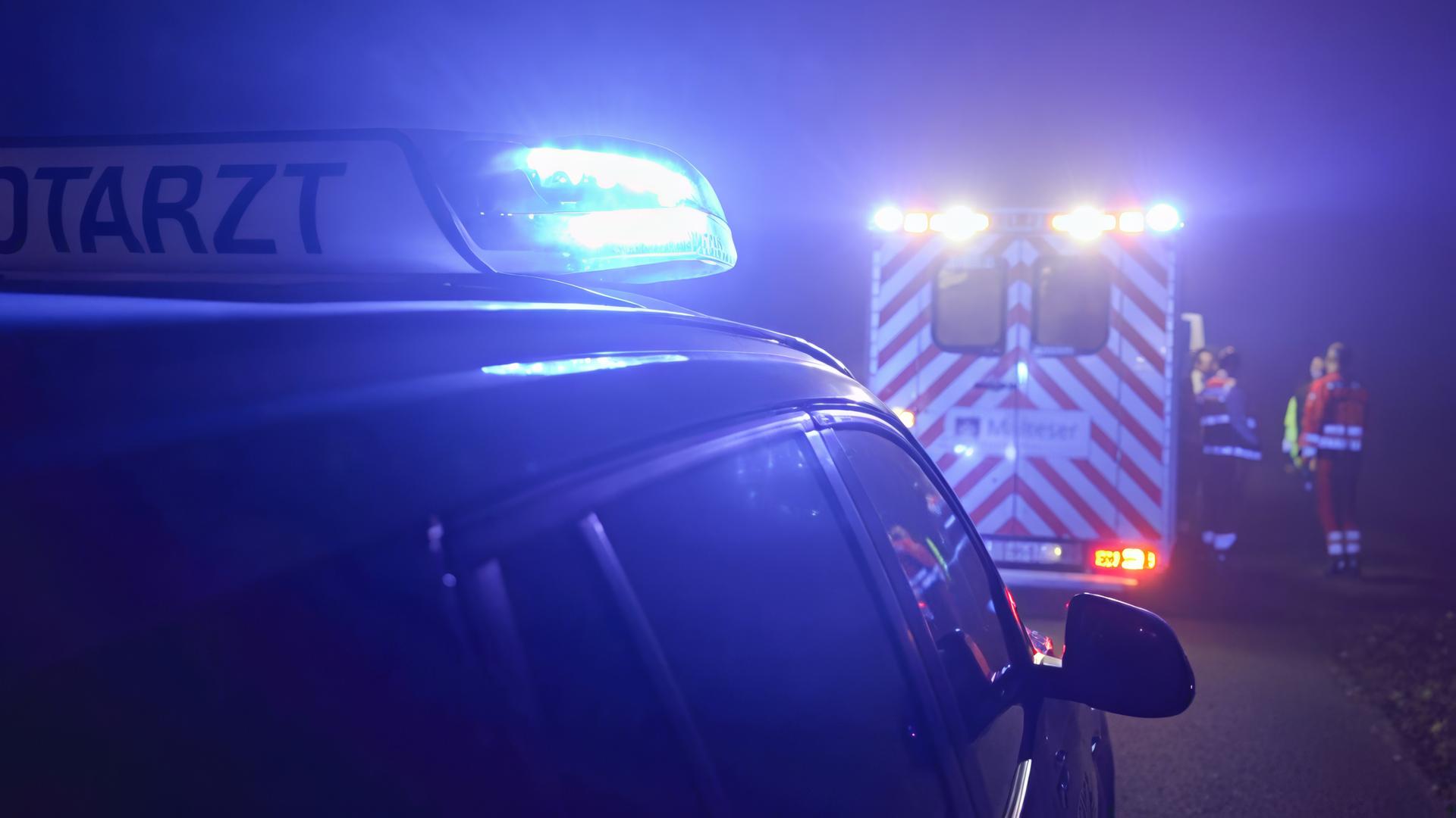 Ein Notarzt-PKW und ein Krankenwagen.