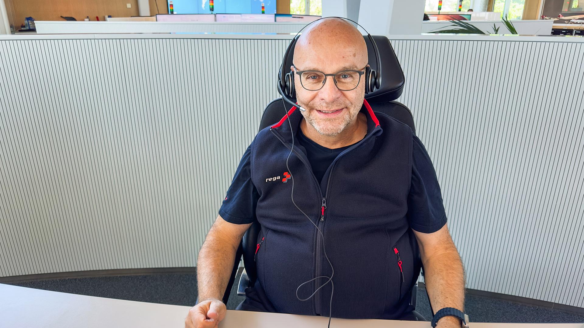 Peter Salzgeber arbeitet seit 14 Jahren als Calltaker bei der Rega.