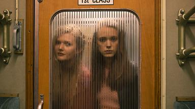 Joe (Stacy Martin, r.) wettet mit ihrer Schulfreundin B (Sophie Kennedy Clark, l.) wer während der Zugfahrt die größeren amourösen Chancen hat.