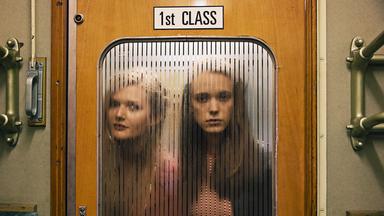 Joe (Stacy Martin, r.) wettet mit ihrer Schulfreundin B (Sophie Kennedy Clark, l.) wer während der Zugfahrt die größeren amourösen Chancen hat.